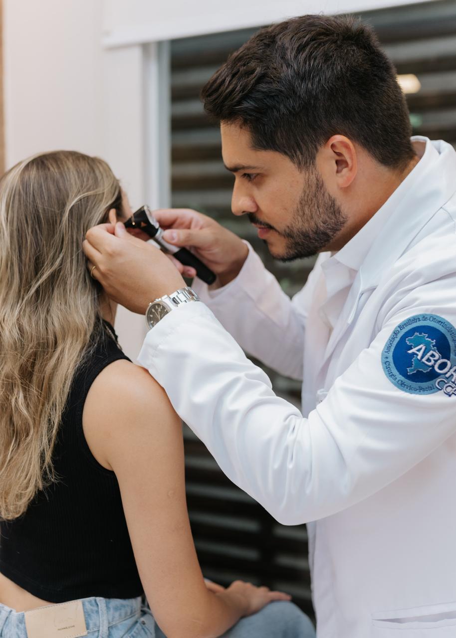Dr. Matheus Rangel em atendimento