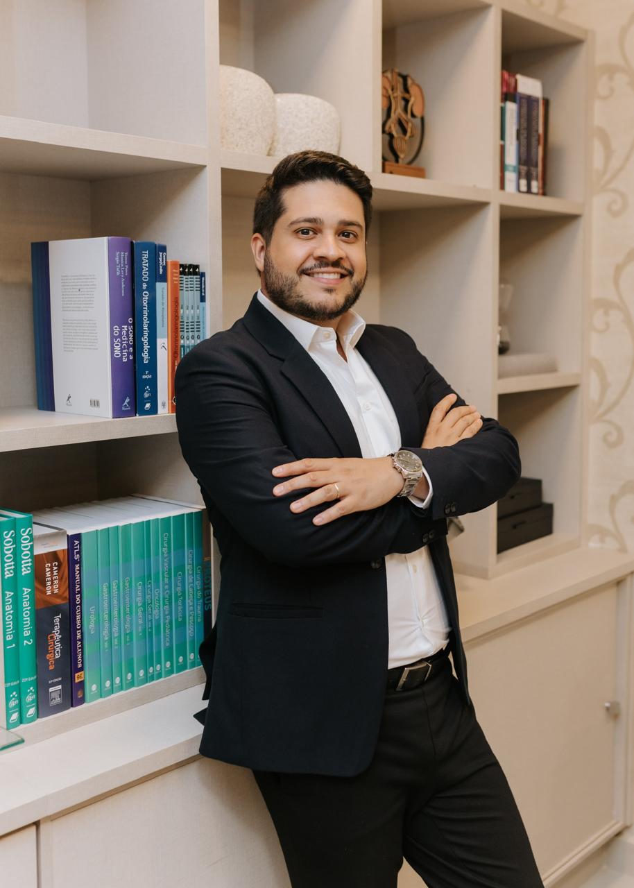 Retrato do Dr. Matheus Rangel em seu consultório